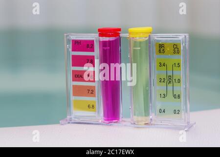 Whirlpool Whirlpool Wartung Test, Ph Chlor und Brom Ebenen Stockfoto