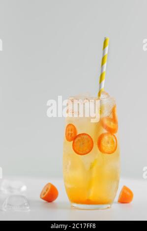 Sommer Zitrusgetränk mit Orangen und Kumquats und Eiswürfeln auf weißem Hintergrund. Stockfoto