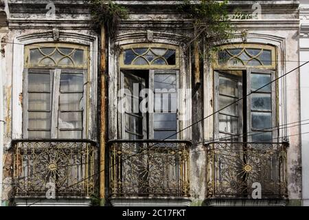 Fenster in einer zerstörten Hausfassade in Cachoeira, einer Kolonialstadt in Bahia, Brasilien Stockfoto