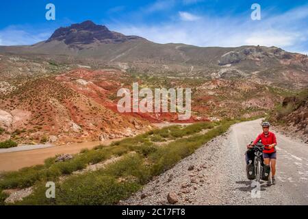 Frau Radfahren auf der Ruta 40 Quarenta in Argentinien Stockfoto