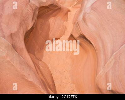 Der Blick von oben in eine Schlucht mit feinem Sand Stockfoto