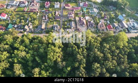 Nachbarschaft mit kleinen Straßen neben grünen Park Luftdrohne Blick Stockfoto