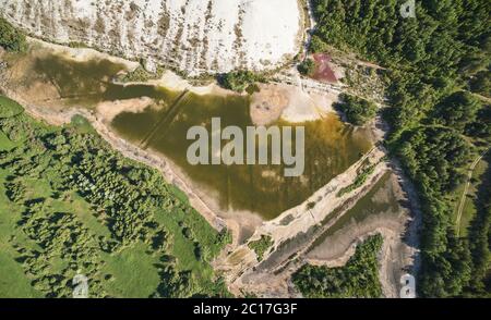 Giftiger Abfallsee Luftdrohne Drone Draufsicht an hellen sonnigen Tag Stockfoto