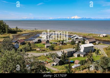 Luftaufnahme von Ninilchik ein kleines Dorf der alaskischen Ureinwohner mit Cook Inlet und Aleuten Vulkanen in Th Stockfoto