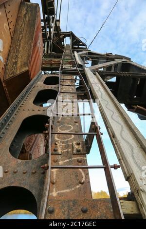 In der Nähe der Überreste der historischen Gold Dredge Nr. 3 im Herbst, Steese Highway, Alaska Stockfoto