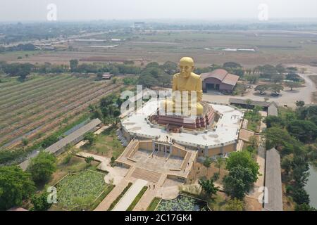 Buddha Statut im offenen Feld in Thailand Stockfoto