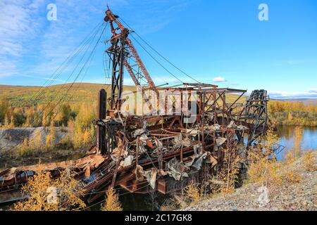 Reste der historischen Gold Dredge Nr. 3 im Herbst, Steese Highway, Alaska Stockfoto