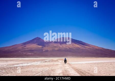 Radfahren auf dem Salar de Uyuni Stockfoto