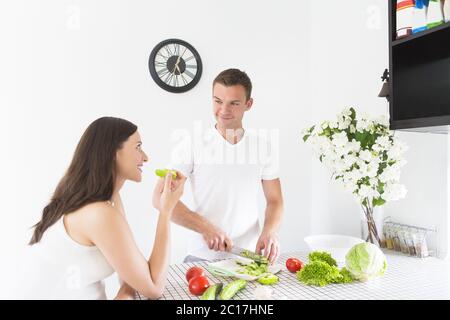 Junger Mann und ziemlich schwanger Frau Kochen Küche Stockfoto