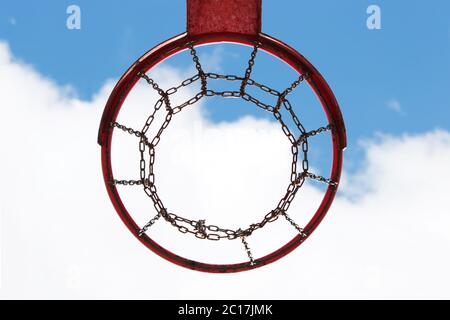 roten Basketball Hoop Blick von unten gegen den blauen Himmel Stockfoto