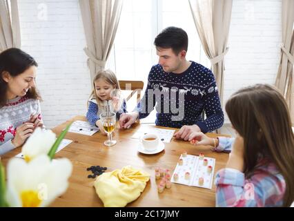 Glückliche junge Familie Flechten Brettspiel Stockfoto