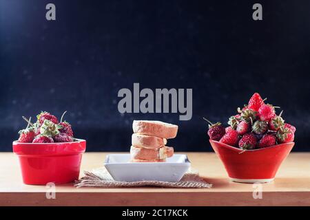 Kuchen und Erdbeeren auf einem Holz. Stockfoto