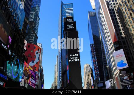 Schwarze Leben Materie Plakatwand am Times Square. Der Mord an George Floyd, während in der Haft der Minneapolis Polizei hat bundesweite Proteste rund um die Vereinigten Staaten fordern Gerechtigkeit und Veränderung aufgefordert. 1 Times Square, Manhattan, New York City USA. Juni 13, 2020 Stockfoto