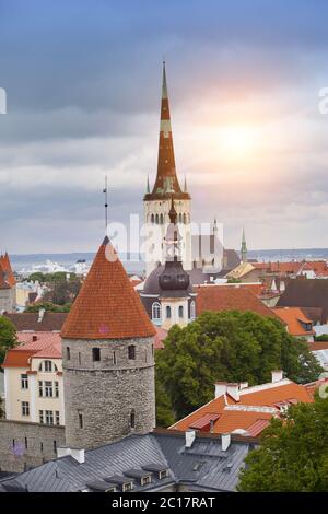 Kirche und Festungsturm der Kirche St. Olaf (Oleviste). Tallinn, Estland Stockfoto