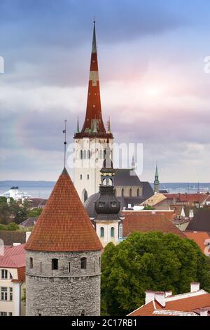 Kirche und Festungsturm der Kirche St. Olaf (Oleviste). Tallinn, Estland Stockfoto