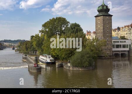 Wanderschiff fährt an einer Schleuse auf der Moldau in Prag, Tschechien vorbei. Stockfoto