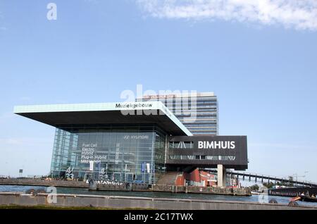 AMSTERDAM, HOLLAND - 31. AUG 2019: Muziekgebouw aan 't IJ ist der Hauptkonzertsaal für zeitgenössische klassische Musik. Das Gebäude wurde 2005 und ich eröffnet Stockfoto