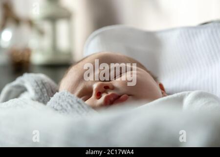 Ein Nahaufnahme Porträt eines kleinen Mädchens, das in einer Wiege oder Krippe schläft. Drei Monate altes Mädchen schläft süß. Hochwertige Fotos Stockfoto