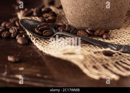 Kaffeebohnen auf Holz. Stockfoto