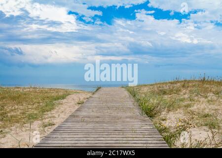 Holzweg über Sanddünen Stockfoto