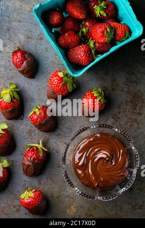 Erdbeeren mit Schokoladenüberzug, Dessert-Mix, ideal für Valentinstag