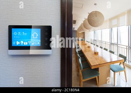 Smart-Screen an der Wand mit moderner Cafeteria Stockfoto