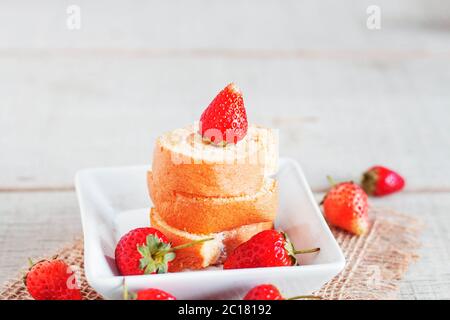 Kuchen auf den Tisch Rollen. Stockfoto