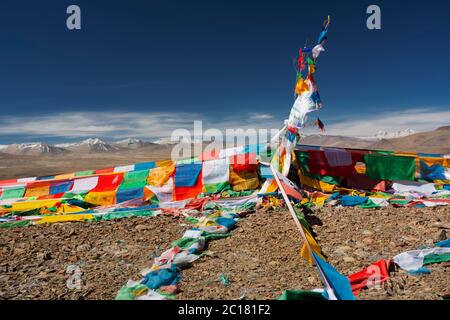 Gebetsfahnen am Gyatso-Pass, wo der Wind das Gebet mit jeder Klappe liest, Tibet Stockfoto