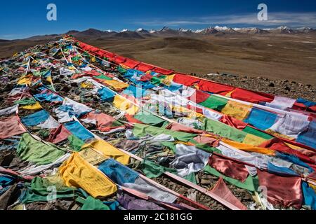 Gebetsfahnen am Gyatso-Pass, wo der Wind das Gebet mit jeder Klappe liest, Tibet Stockfoto