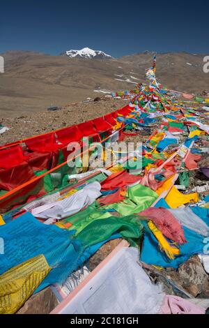 Gebetsfahnen am Gyatso-Pass, wo der Wind das Gebet mit jeder Klappe liest, Tibet Stockfoto