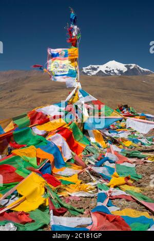 Gebetsfahnen am Gyatso-Pass, wo der Wind das Gebet mit jeder Klappe liest, Tibet Stockfoto