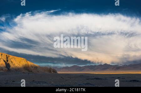 Eine riesige Wolke wirbelt über die Graslandschaften der Tashi Dor Halbinsel, Tibet Stockfoto