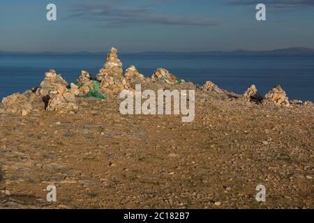 Rituelle cairns im Heiligtum in Tashi Dor Halbinsel, Nam Lake, mit der Nyenchen Tangula als Kulisse, Tibet Stockfoto