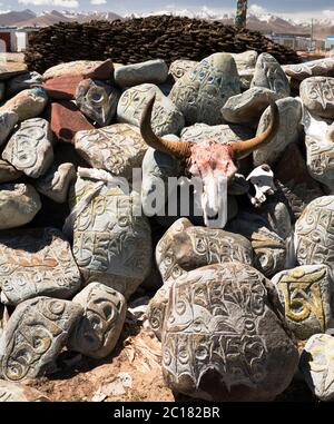 Ein Haufen Maniksteine und Yak-Schädel betet unaufhörlich das Mantra Om Mani Padme Hung, Nam Lake, Tibet Stockfoto