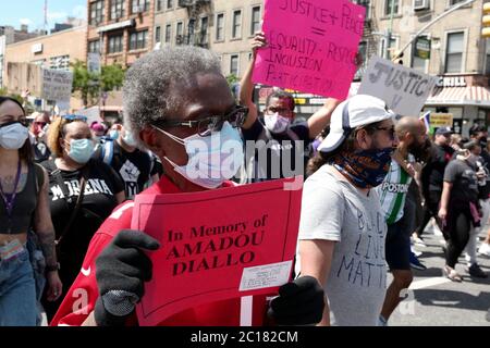 New York, New York, USA. Juni 2020. Demonstranten gehen während eines marsches der Bewegung Black Lives Matters auf der Straße 125 entlang und sammeln sich nach dem Tod von George Floyd im Stadtteil Harlem in New York. Die Proteste um die Nation gehen weiter und weitere Proteste werden mit dem Tod eines Schwarzen durch die Hände eines Polizisten in Atlanta, Georgia, erwartet. Kredit: Brian Branch Price/ZUMA Wire/Alamy Live Nachrichten Stockfoto