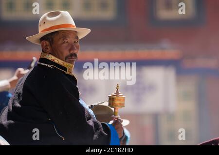 Pilger sehen den heiligen cham-Tanz während des Festivals im Kloster Tsurphu, Tibet Stockfoto