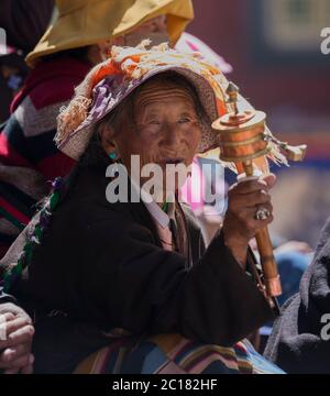 Pilger sehen den heiligen cham-Tanz während des Festivals im Kloster Tsurphu, Tibet Stockfoto