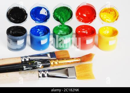 Kunststoffbehälter mit Farbe, schwarz, blau, grün, rot, gelb Stockfoto