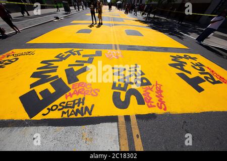 New York, New York, USA. Juni 2020. Ein Black Lives Matter Slogan wurde auf Fulton Street im Bedford Stuyvesant Viertel in Brooklyn während einer Straßenweihe für die Black Lives Matters Movement in New York, New York, gemalt. Kredit: Brian Branch Price/ZUMA Wire/Alamy Live Nachrichten Stockfoto