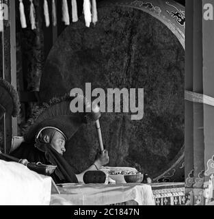 Mönche spielen während des Tsurphu-Klosterfestes in Tibet Musik Stockfoto