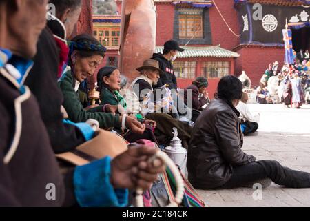 Pilger sehen den heiligen cham-Tanz während des Festivals im Kloster Tsurphu, Tibet Stockfoto