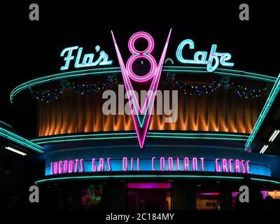 ANAHEIM, KALIFORNIEN - 25. November 2016 - Flo's V8 Cafe in Cars Land in California Abenteuer im Disneyland Resort. Stockfoto