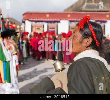 Pilger sehen den heiligen cham-Tanz während des Festivals im Kloster Tsurphu, Tibet Stockfoto