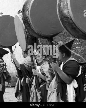 Mönche spielen die Trommeln, Tsurphu Klosterfest, Tibet Stockfoto