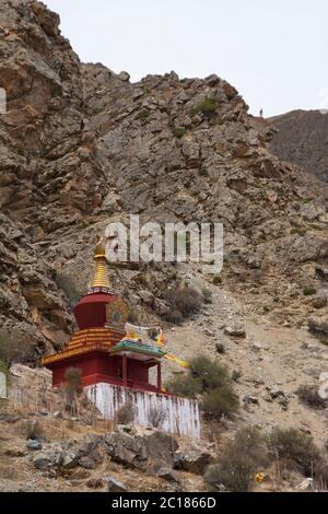 Chöre rund um das Kloster Tsurphu in Tibet sind mit den Farben jeder Himmelsrichtung, in diesem Fall südlich, bemalt Stockfoto