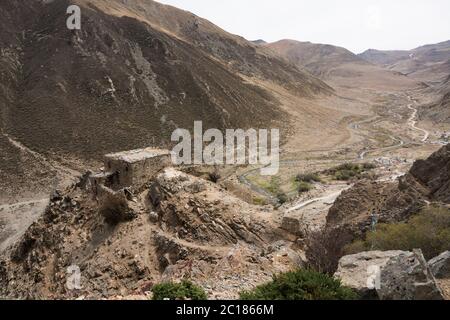 Kleine Einsiedeleien schmücken den Pilgerweg des Klosters Tsuprhu, Tibet Stockfoto