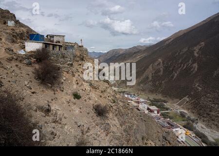 Kleine Einsiedeleien schmücken den Pilgerweg des Klosters Tsuprhu, Tibet Stockfoto