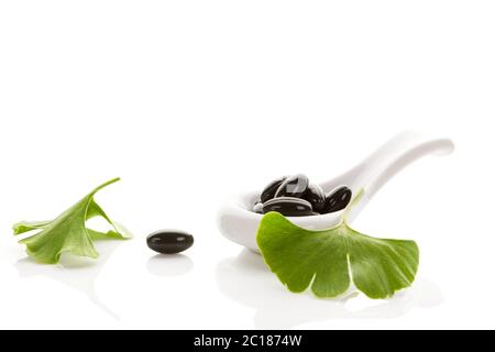 Ginkgo Blätter mit Gel kapseln. Stockfoto