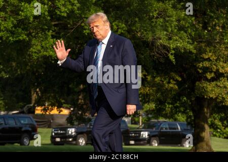 Washington, DC, USA. Juni 2020. US-Präsident Donald J. Trump winkt, als er auf dem South Lawn des Weißen Hauses spaziert, nachdem er am Sonntag, dem 14. Juni 2020, in Marine One in Washington, DC, USA, angekommen ist. Trump twitterte, dass er die NFL oder die US Soccer Federation nicht beobachten werde, wenn eine der Organisationen es Spielern erlaubt, während des Spiels der American National Anthem zu knien.Quelle: Stefani Reynolds/Pool via CNP.Nutzung weltweit Credit: dpa/Alamy Live News Stockfoto