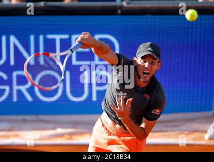 Belgrad. Juni 2020. Dominic Thiem von Österreich dient Grigor Dimitrov von Bulgarien während ihres Spiels beim Tennisturnier Adria Tour in Belgrad, Serbien am 14. Juni 2020. Kredit: Predrag Milosavljevic/Xinhua/Alamy Live Nachrichten Stockfoto